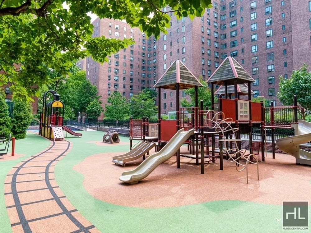 Avenue C - Photo 5