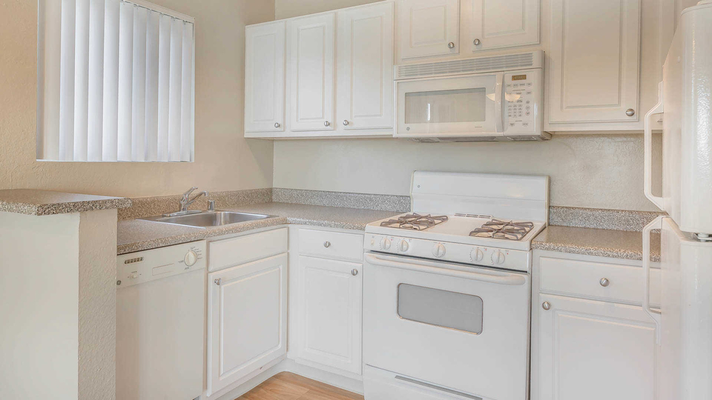 1710 N Fuller Ave - Photo 5
