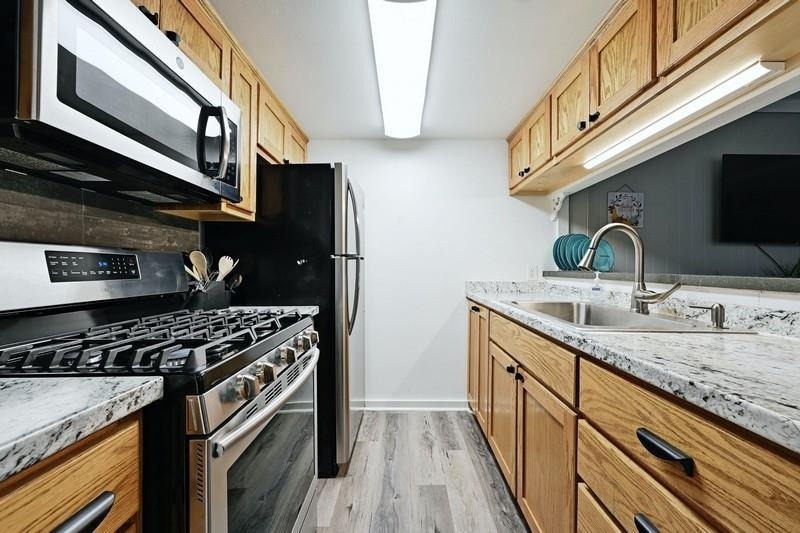 711 Eberhart Ln - Photo 4