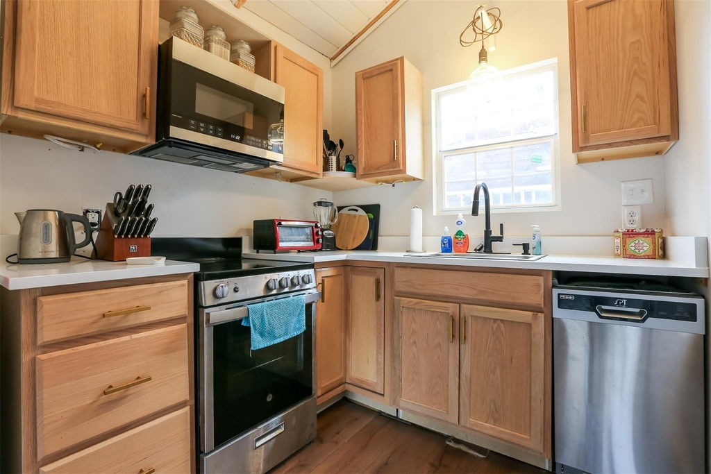 308 E 32nd St - Photo 1