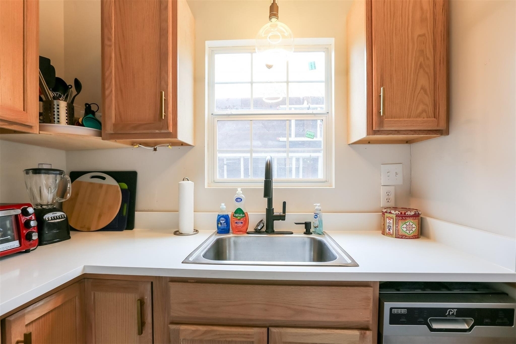 308 E 32nd St - Photo 8