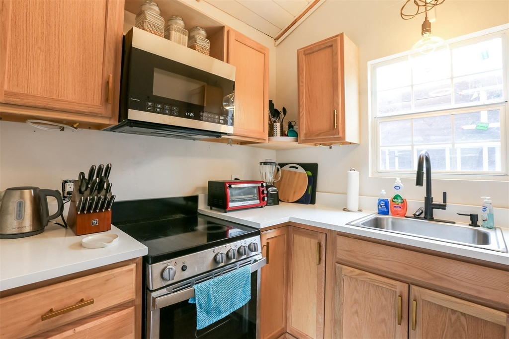 308 E 32nd St - Photo 7