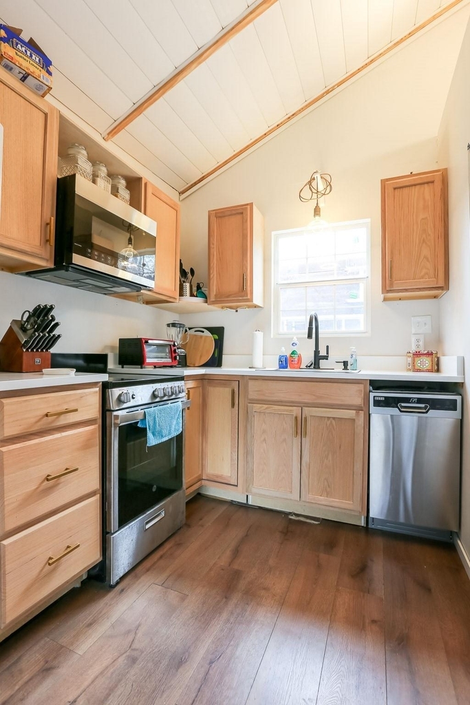 308 E 32nd St - Photo 6