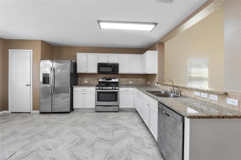 18436 Weatherby Ln - Photo 4