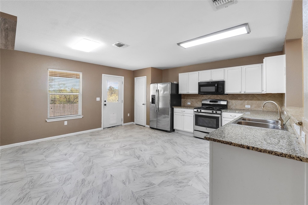 18436 Weatherby Ln - Photo 3
