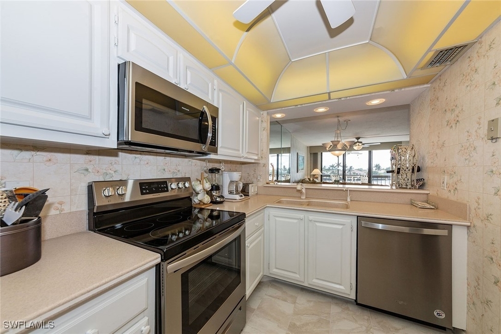 591 Seaview Court - Photo 6