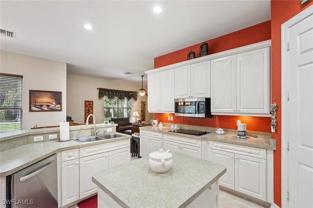 2621 Golden Gate Boulevard W - Photo 14