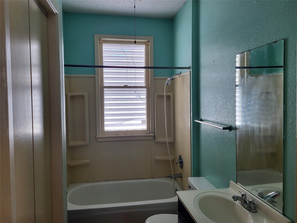 4401 Avenue Q 1/2 - Photo 2