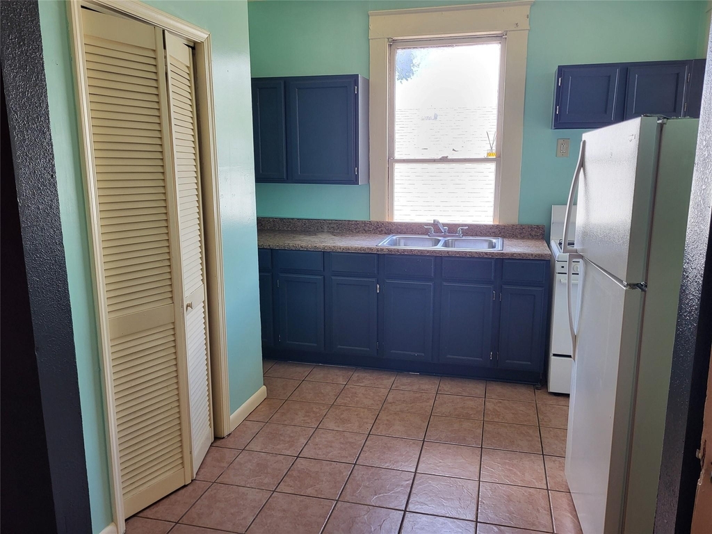 4401 Avenue Q 1/2 - Photo 3