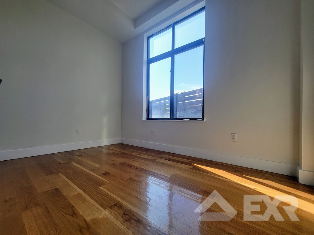 55-27 Myrtle Avenue - Photo 2