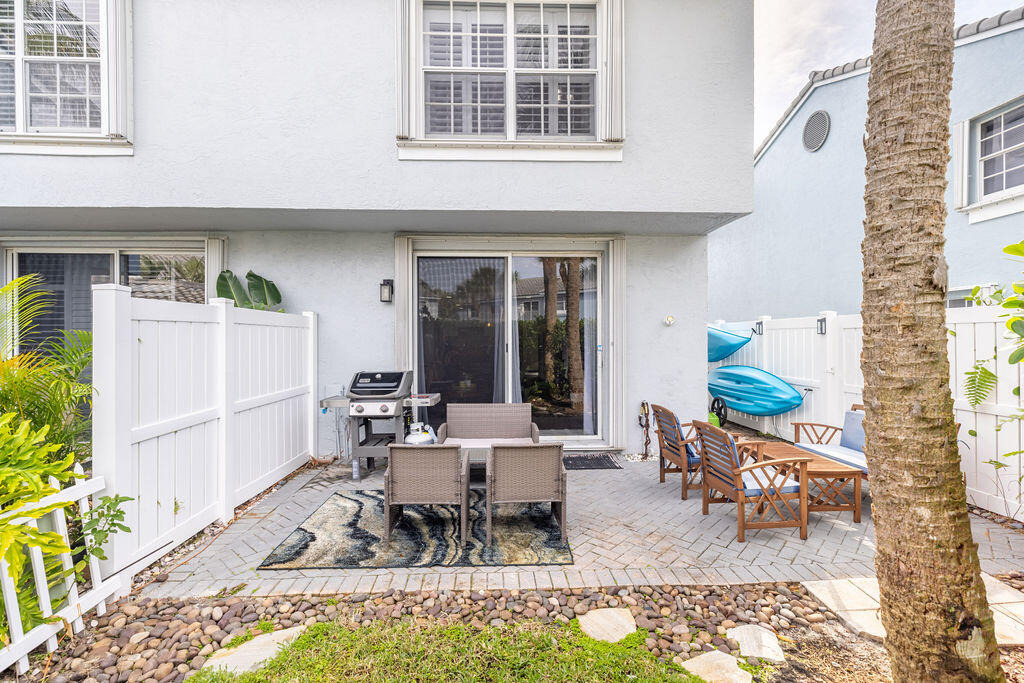 1038 Jeffery Street - Photo 0