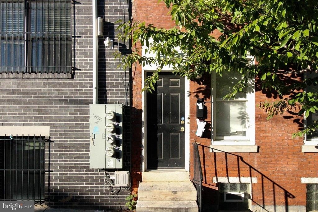 1525 W Seybert Street - Photo 1