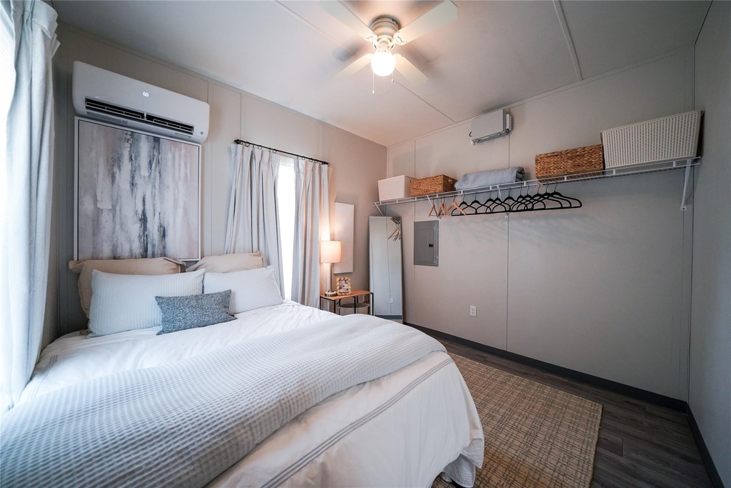 13075 N I-45 - Photo 1