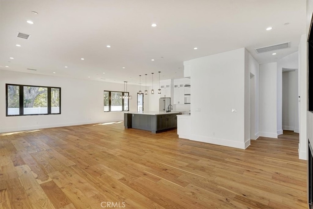 5520 Woodlake Avenue - Photo 3