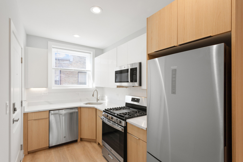 7383 N Damen Avenue - Photo 2