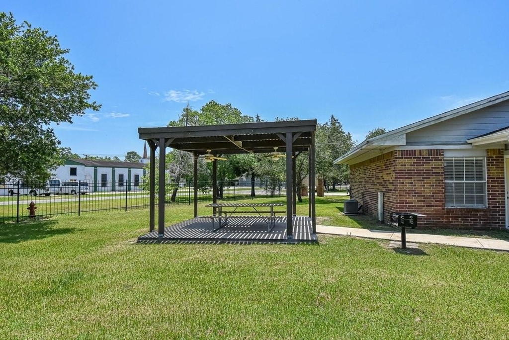 1800 Avenue H - Photo 5