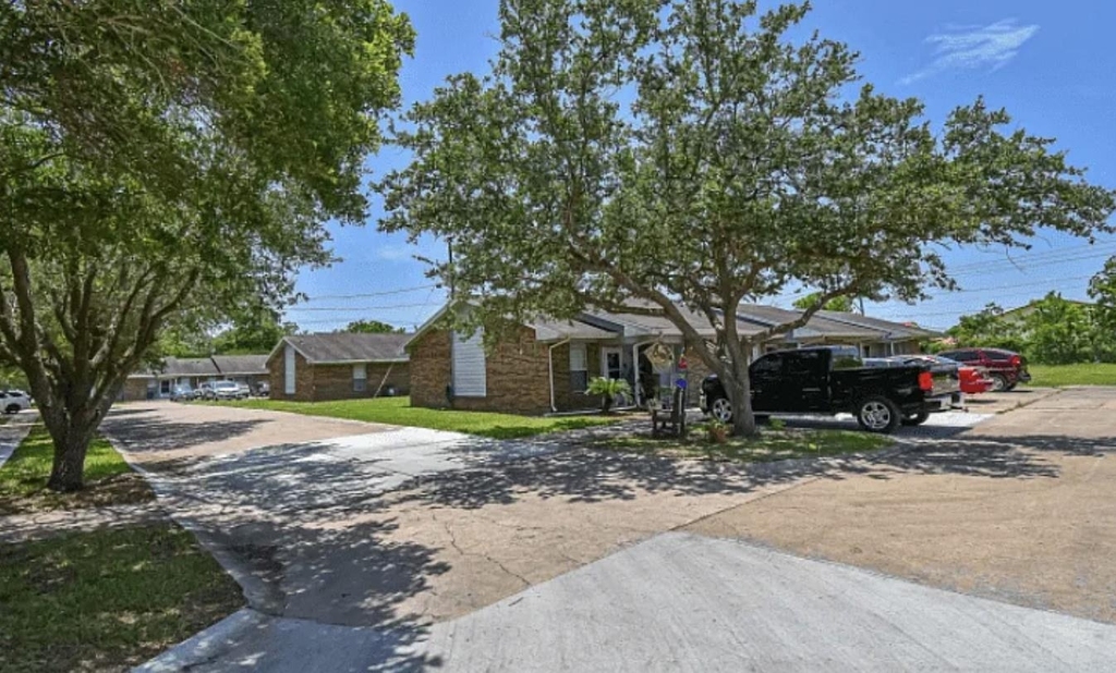 1800 Avenue H - Photo 3