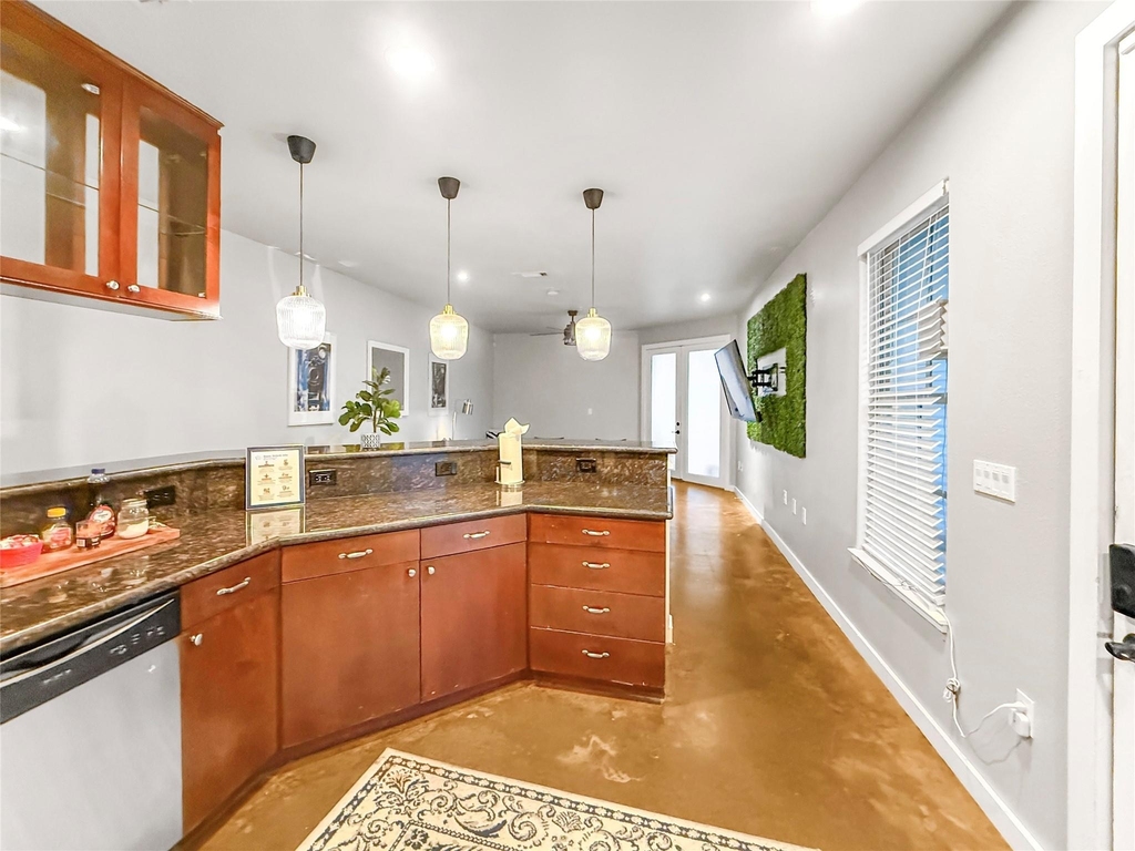 2216 Chenevert Street - Photo 5