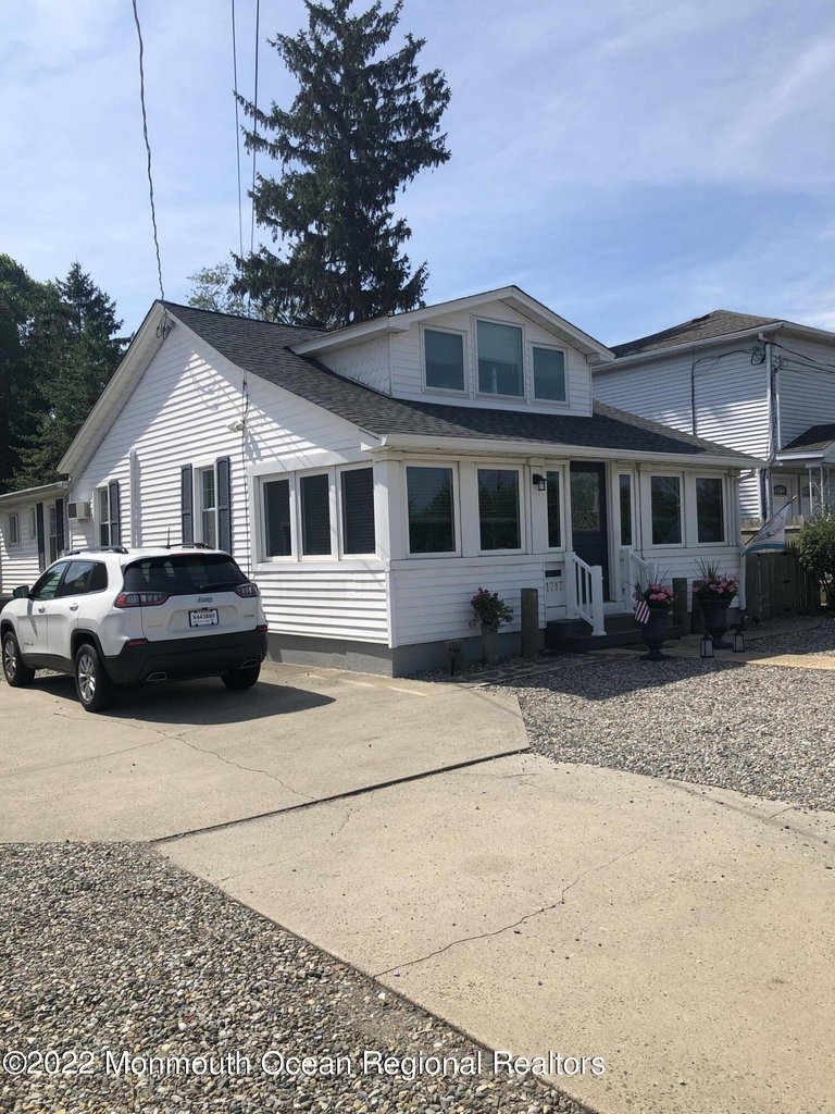 1717 River Road - Photo 0