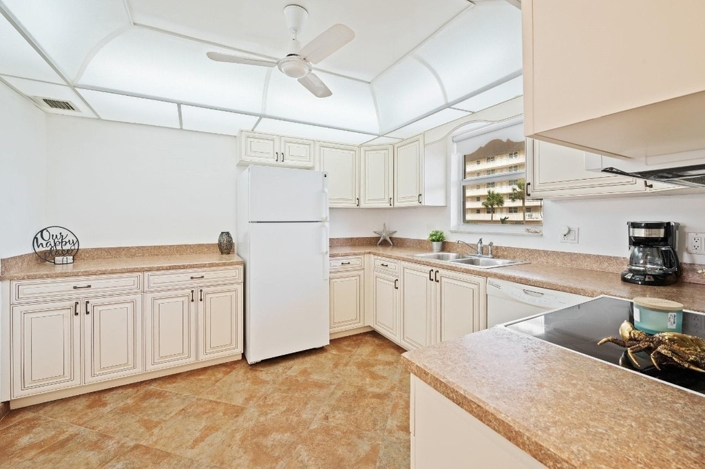 1050 Hillsboro Mile - Photo 13