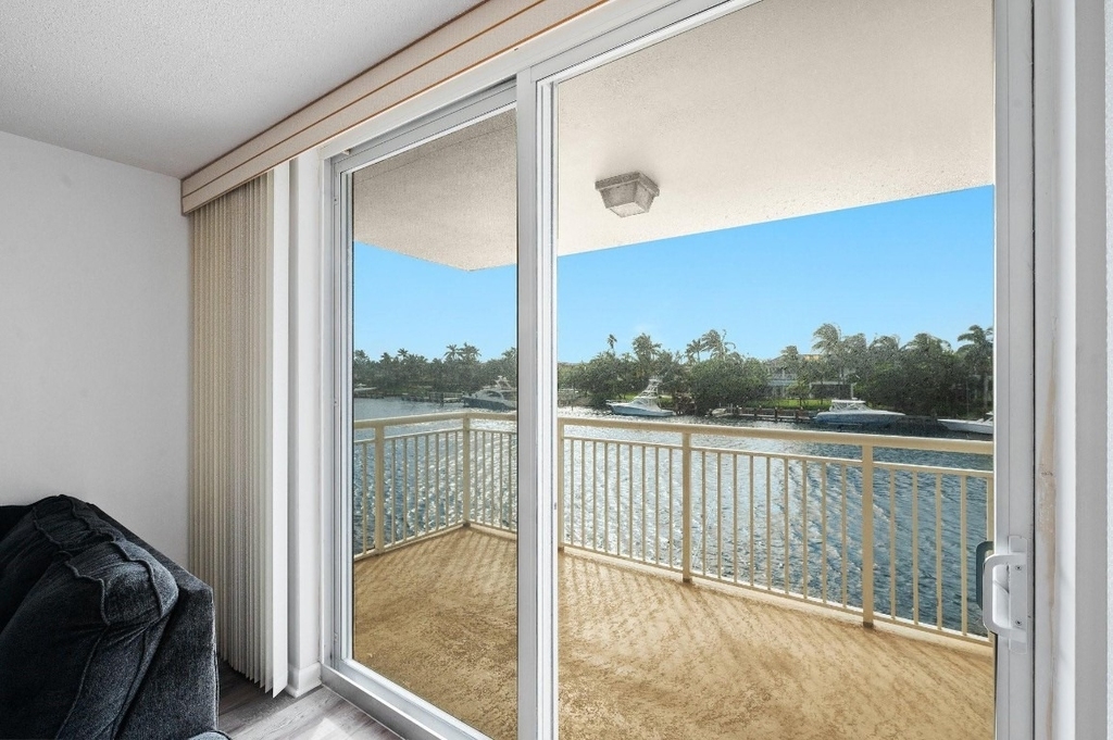 1050 Hillsboro Mile - Photo 7