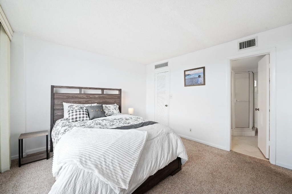 1050 Hillsboro Mile - Photo 19