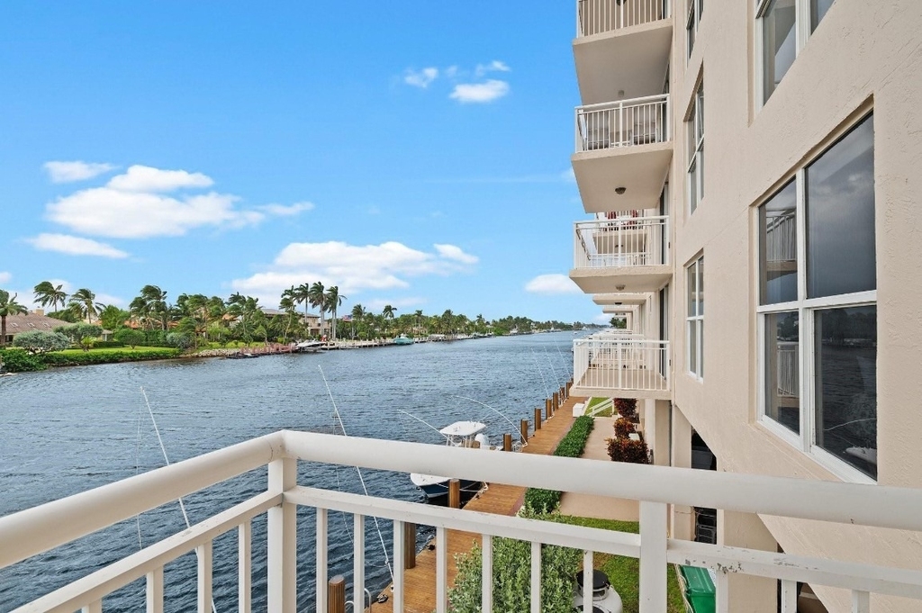 1050 Hillsboro Mile - Photo 11