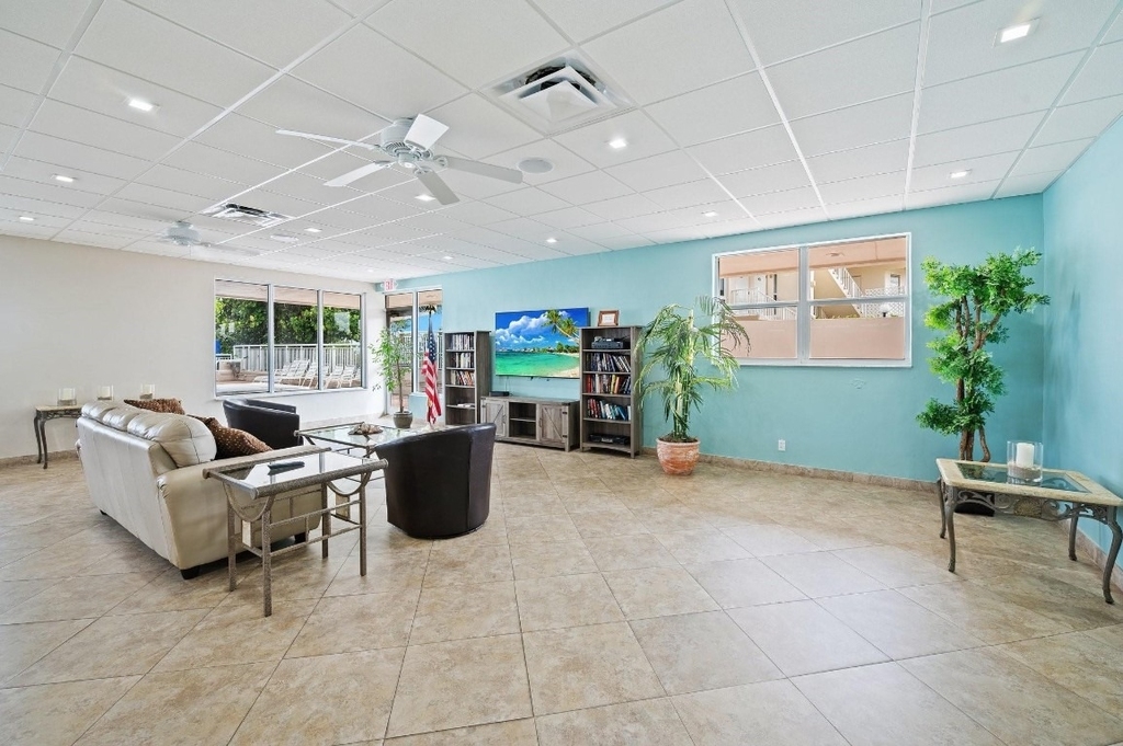 1050 Hillsboro Mile - Photo 25