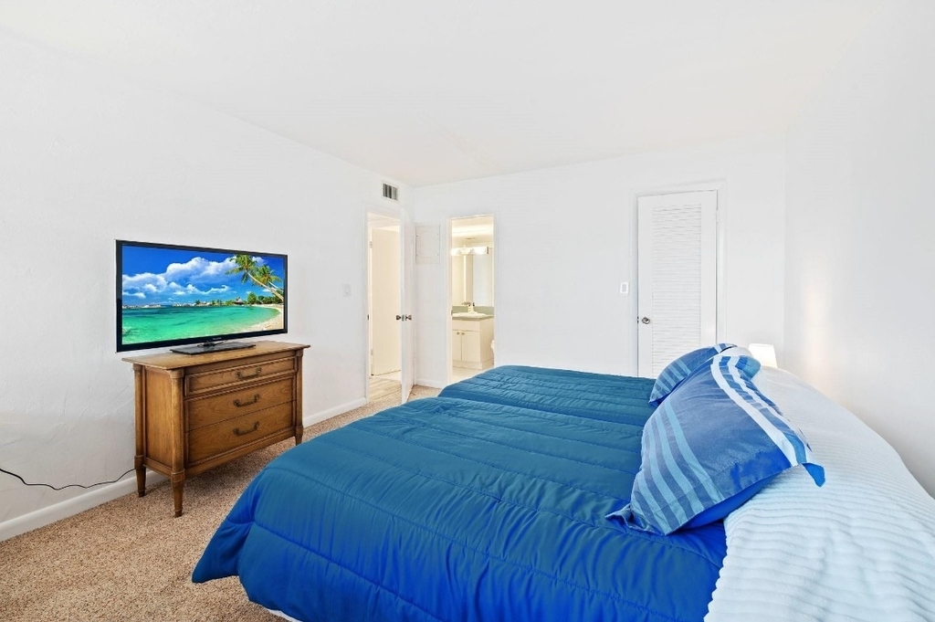 1050 Hillsboro Mile - Photo 22