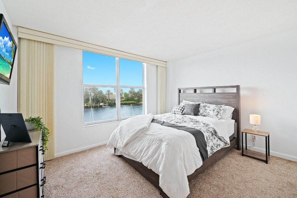 1050 Hillsboro Mile - Photo 16