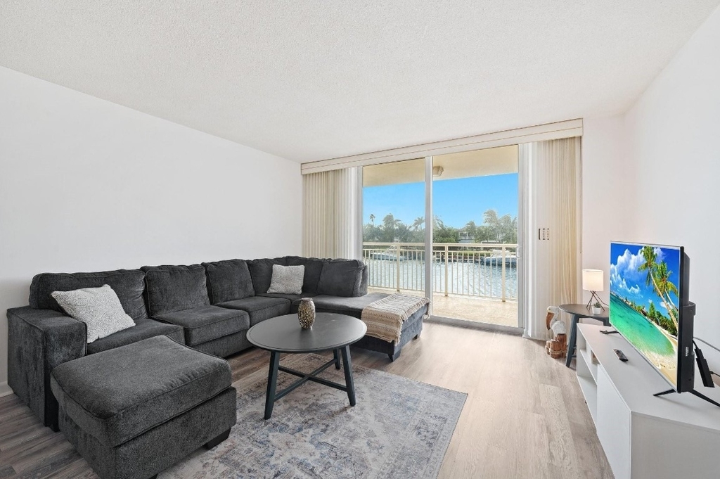 1050 Hillsboro Mile - Photo 6