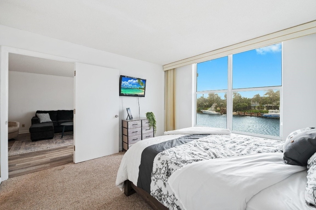 1050 Hillsboro Mile - Photo 18