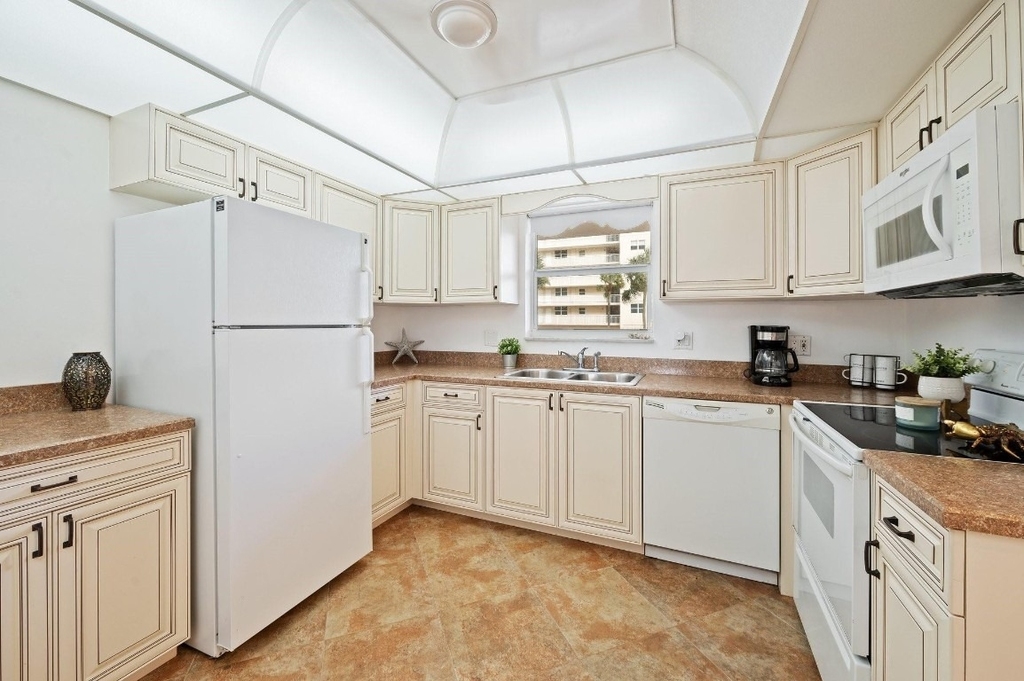 1050 Hillsboro Mile - Photo 14