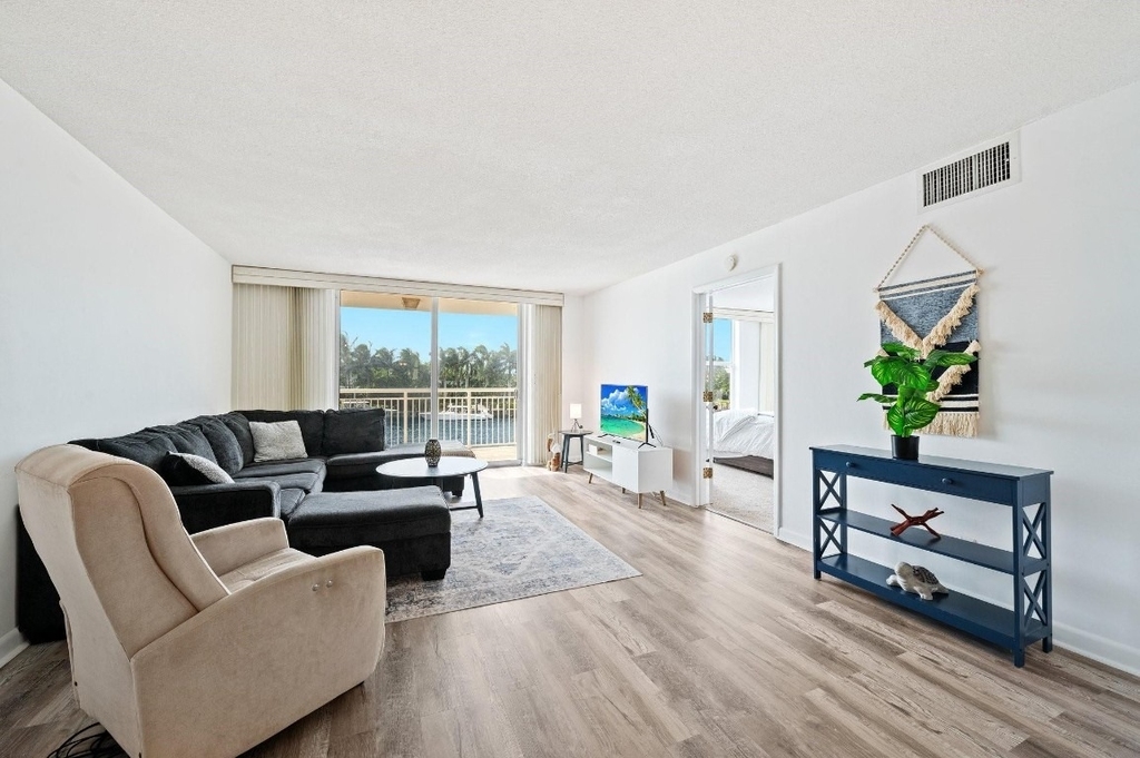 1050 Hillsboro Mile - Photo 5