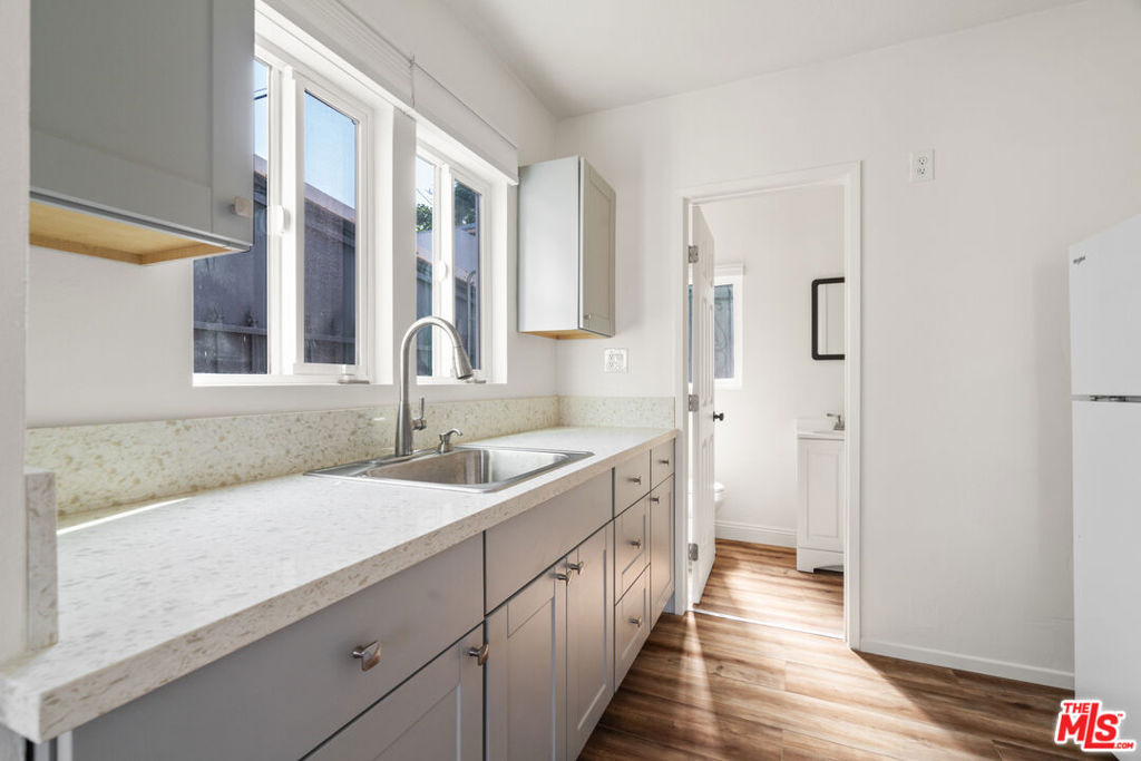 932 1/2 California Avenue - Photo 8