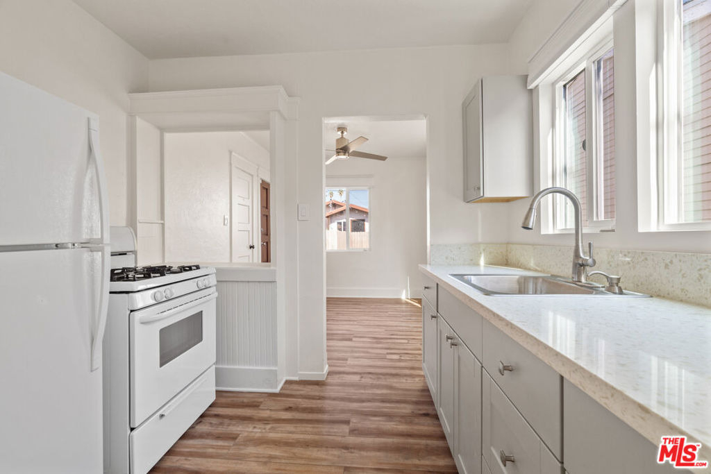 932 1/2 California Avenue - Photo 3