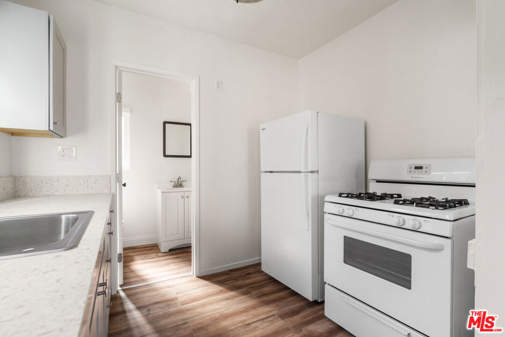 932 1/2 California Avenue - Photo 7