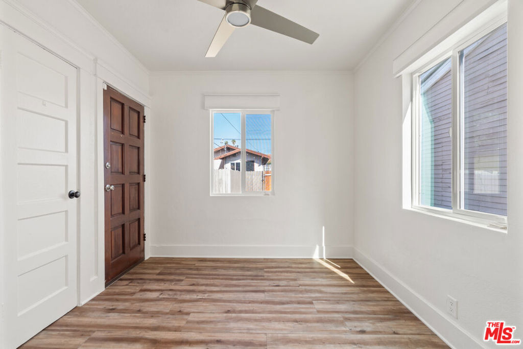 932 1/2 California Avenue - Photo 1