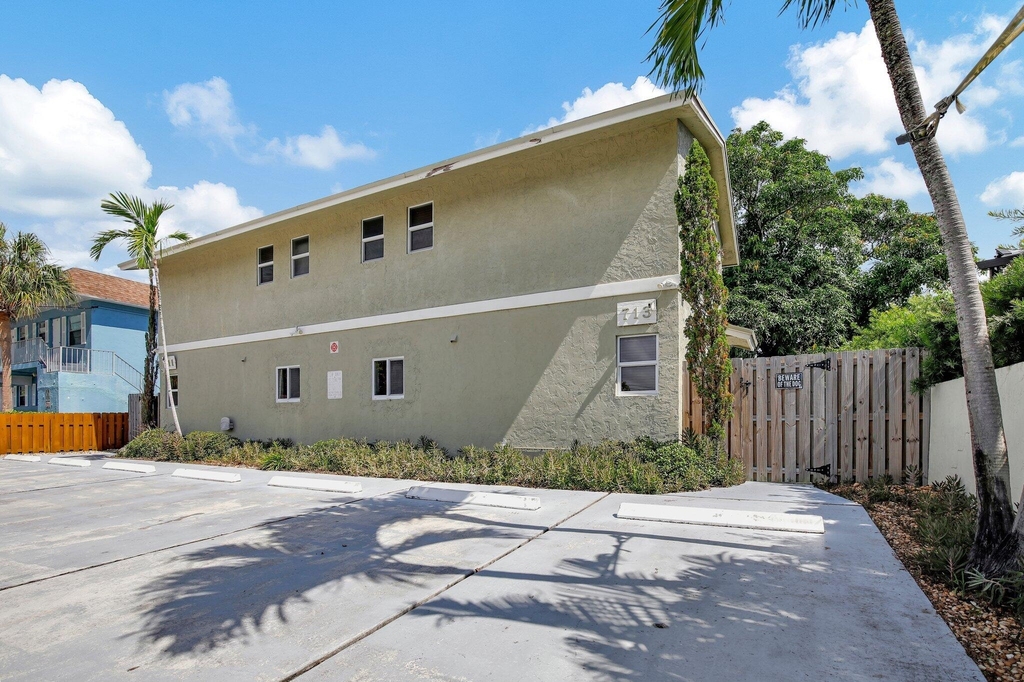 711 Ne 14 Street - Photo 0