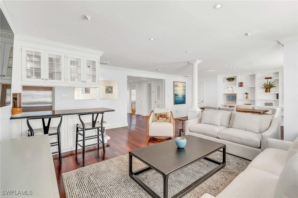 271 Broad Avenue S - Photo 2