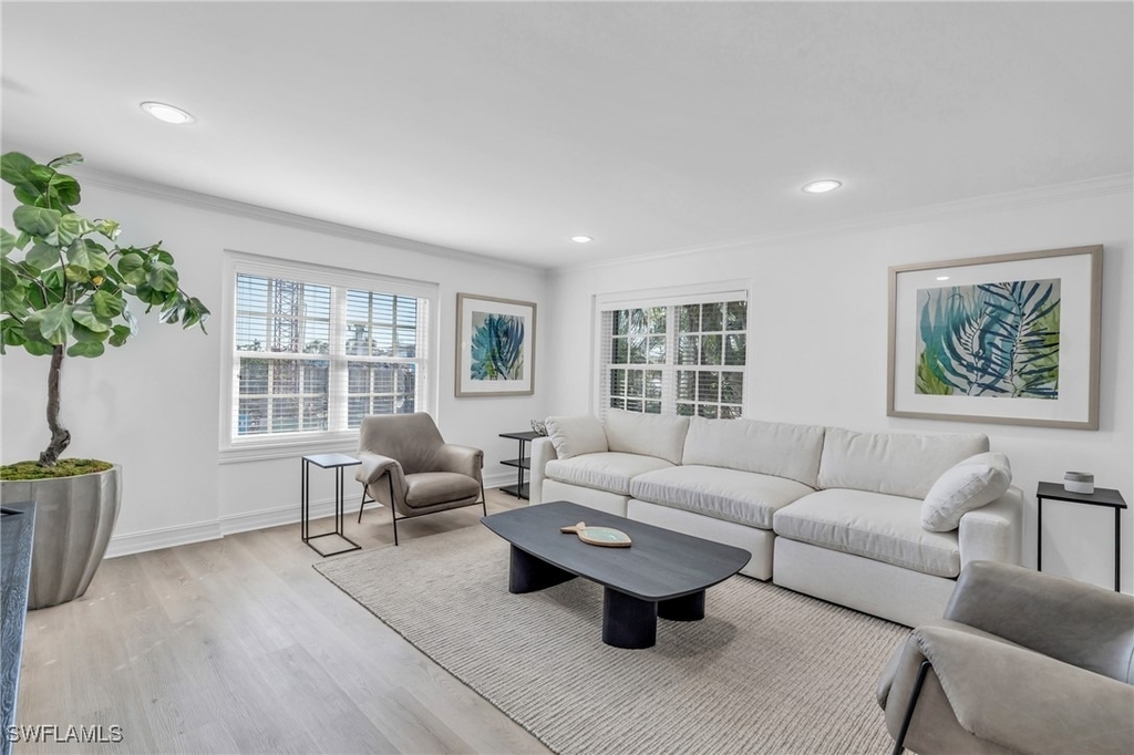 271 Broad Avenue S - Photo 0