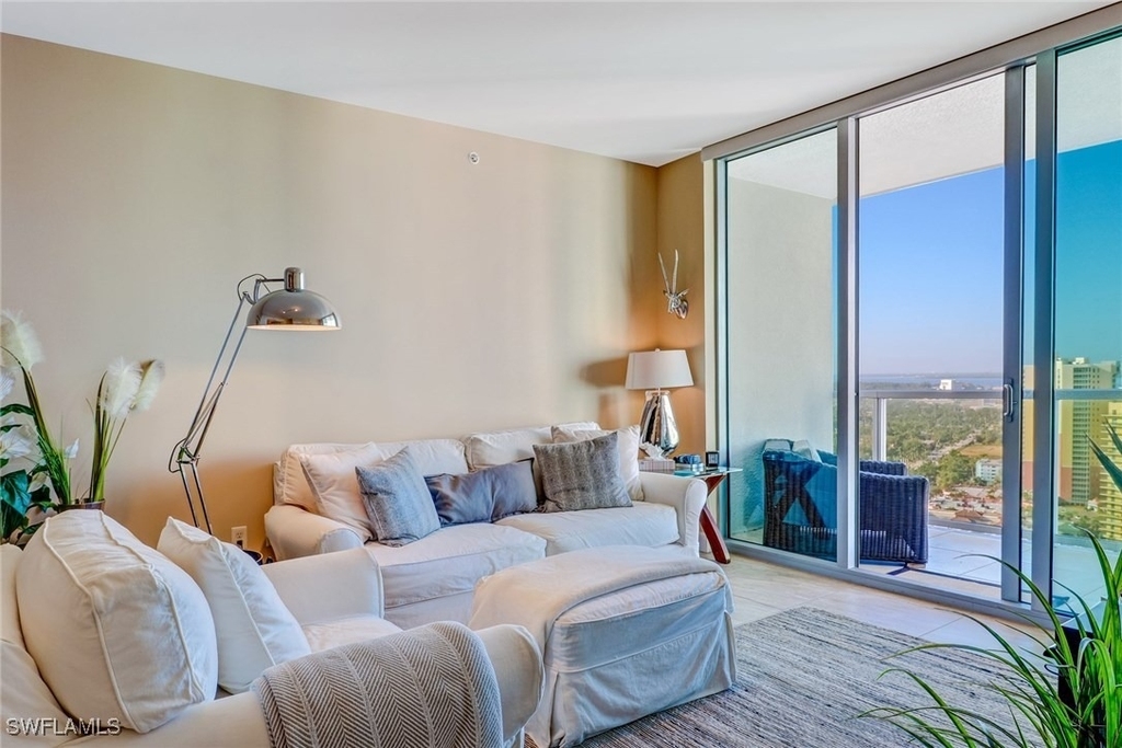3000 Oasis Grand Boulevard - Photo 2