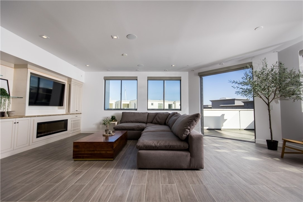 2210 Newport Boulevard - Photo 2