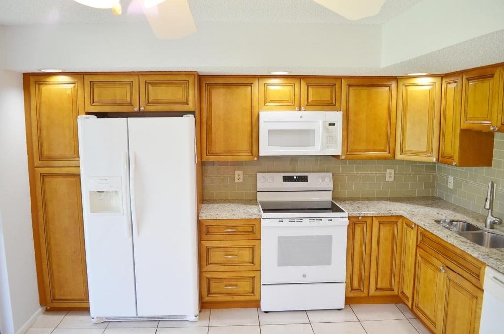 5220 Las Verdes Circle - Photo 4