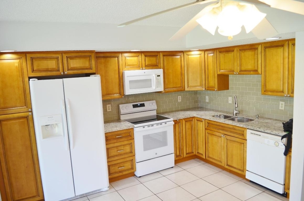 5220 Las Verdes Circle - Photo 3