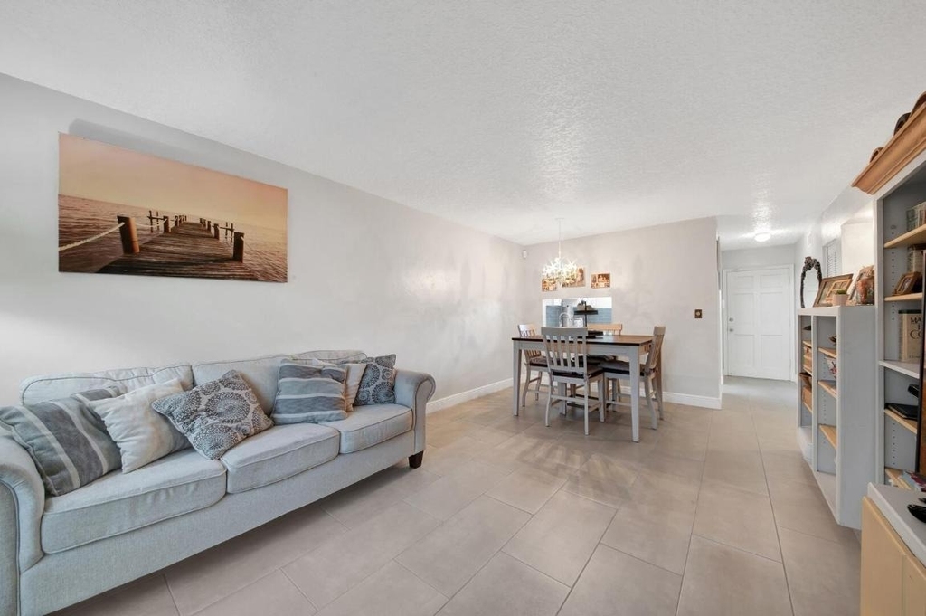 2812 S Garden Drive - Photo 3