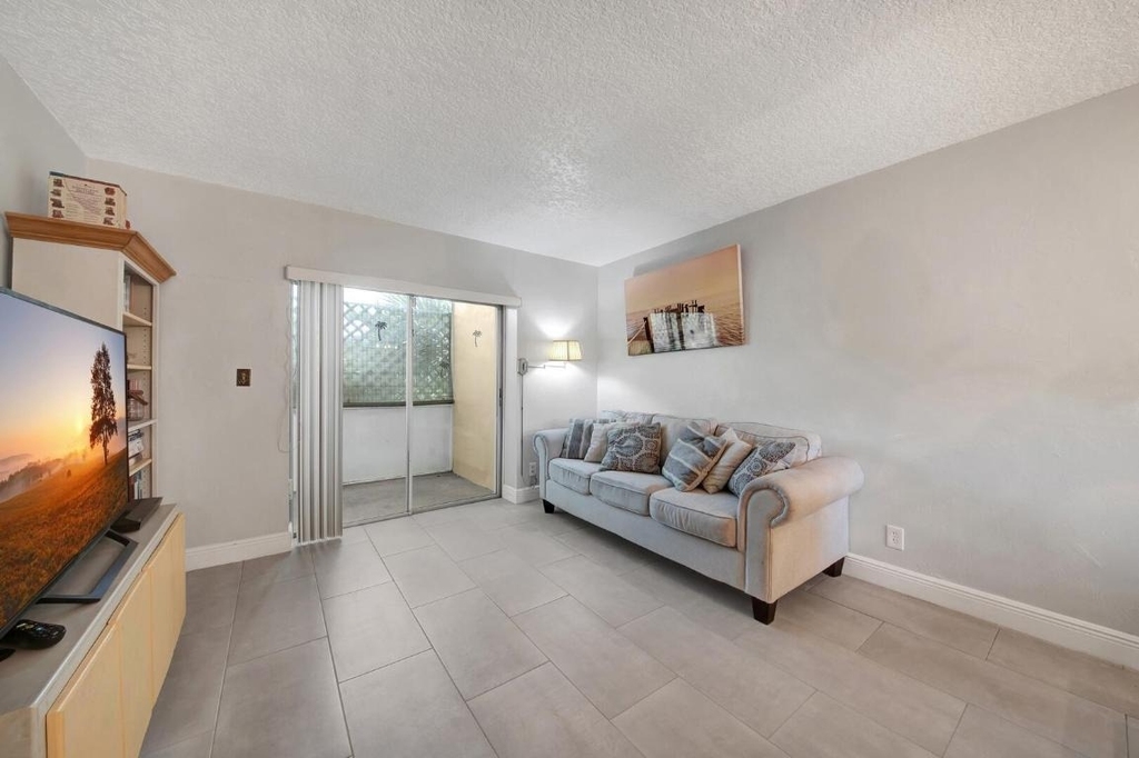 2812 S Garden Drive - Photo 2