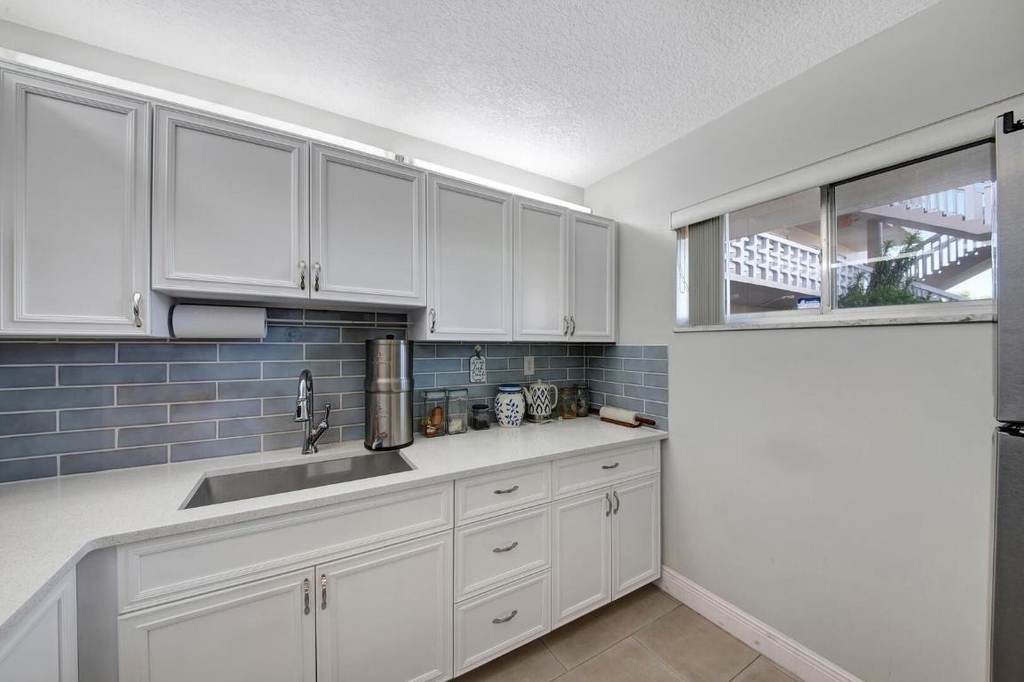 2812 S Garden Drive - Photo 9