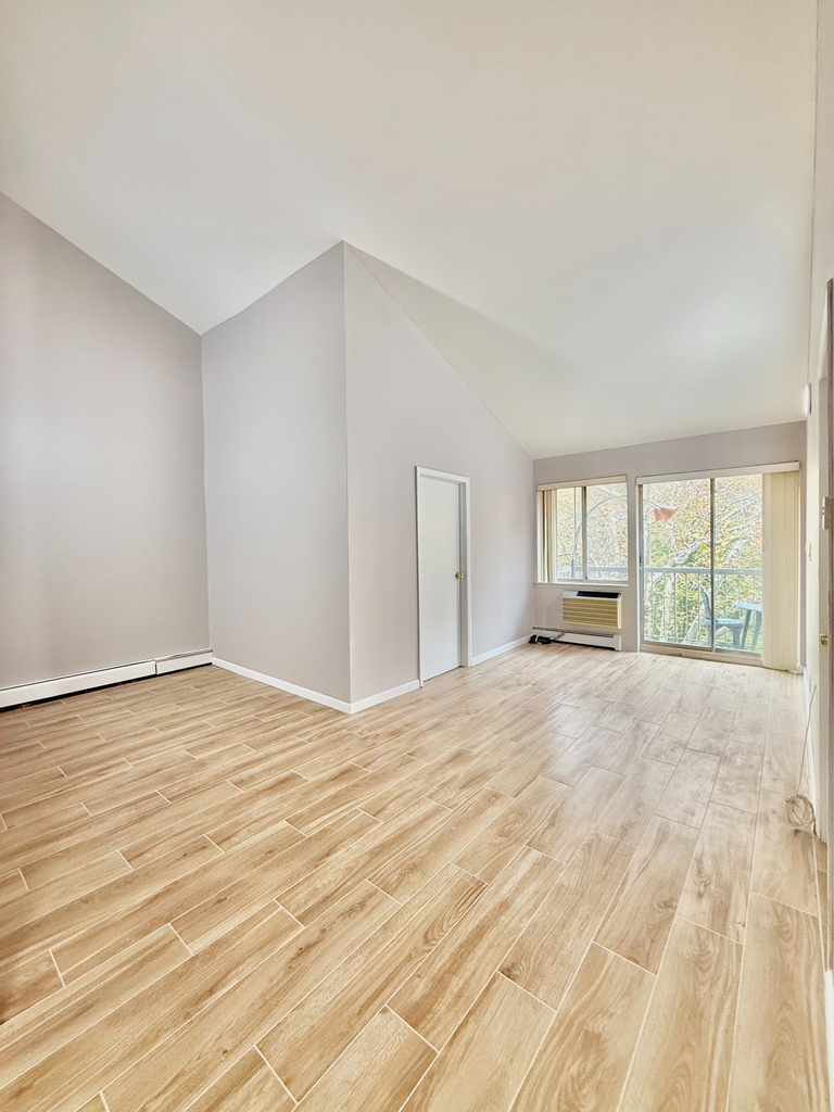 76-16 Grand Central Parkway - Photo 8