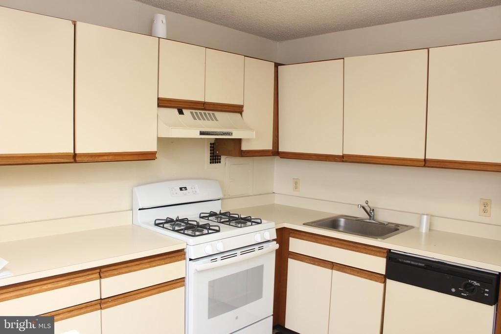 1030 E Lancaster Avenue - Photo 4